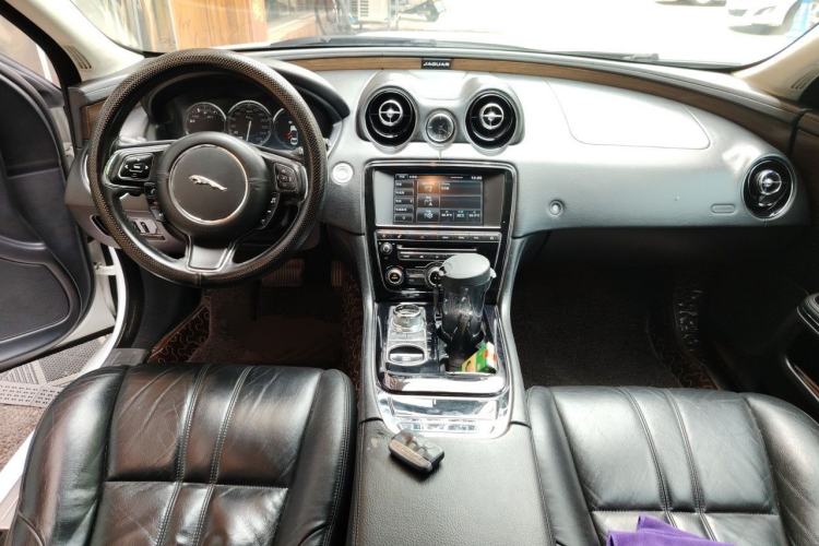 Used Jaguar XJ 2014 XJL 2.0T Two-Wheel-Drive Elegant Business Edition Center Console