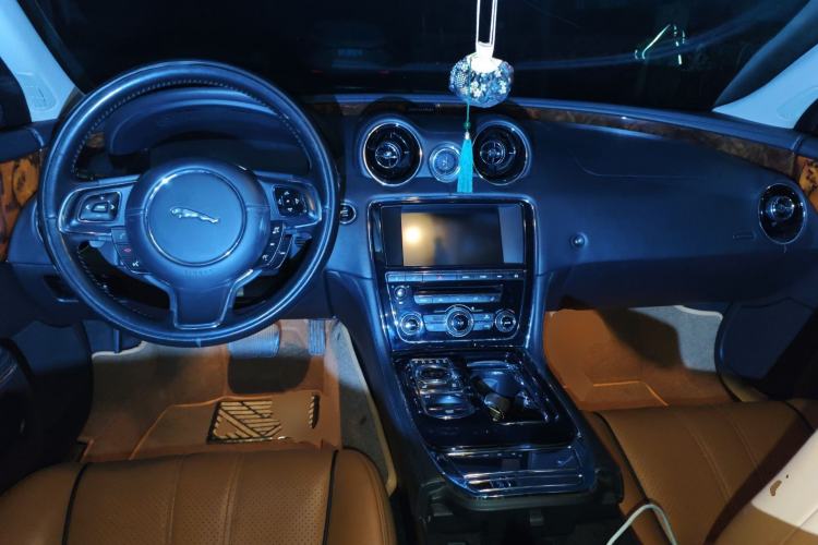 Used Jaguar XJ 2014 XJL 3.0 SC Four-Wheel Drive Panoramic Business Edition Center Console