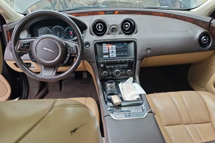 Used Jaguar XJ 2014 XJL 3.0 SC Two-Wheel-Drive Panoramic Business Edition Center Console