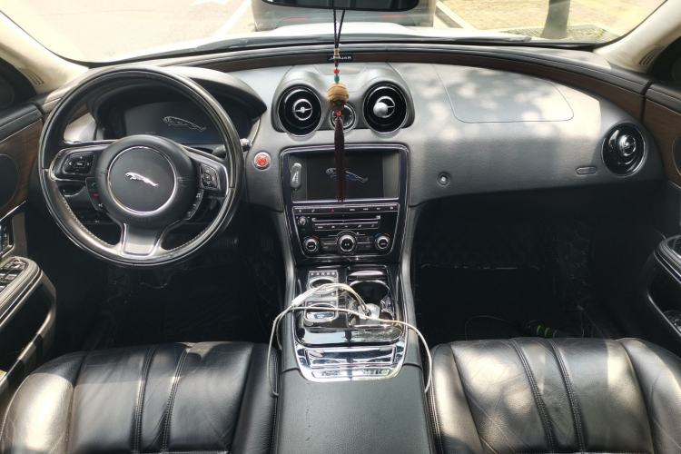 Used Jaguar XJ 2014 XJL 2.0T Two-Wheel-Drive Elegant Business Edition Center Console