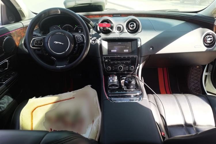 Used Jaguar XJ 2014 XJL 3.0 SC Two-Wheel-Drive Panoramic Business Edition Center Console