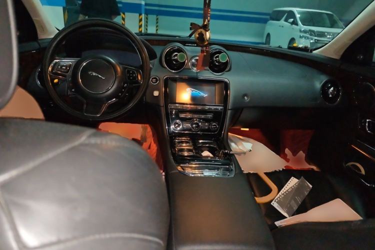 Used Jaguar XJ 2014 XJL 3.0 SC Two-Wheel-Drive Panoramic Business Edition Center Console