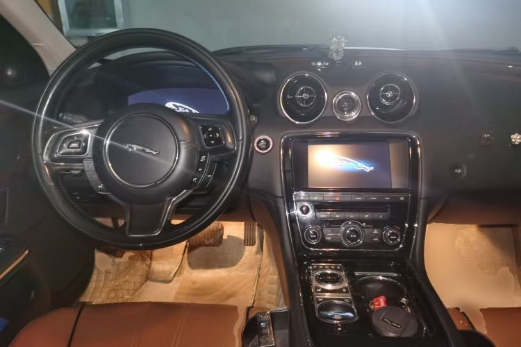 Used Jaguar XJ 2014 XJL 3.0 SC Four-Wheel Drive Panoramic Business Edition Center Console