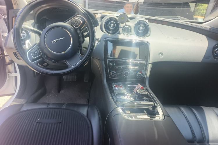 Used Jaguar XJ 2014 XJL 3.0 SC Four-Wheel Drive Panoramic Business Edition Center Console