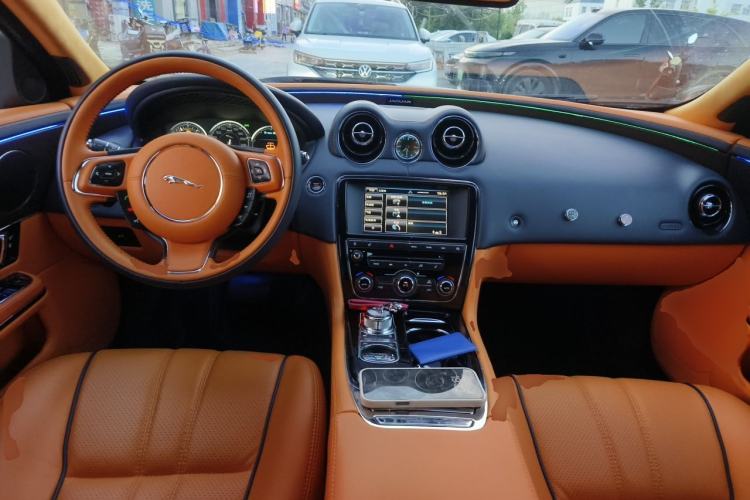 Used Jaguar XJ 2014 XJL 2.0T Two-Wheel-Drive Elegant Business Edition Center Console