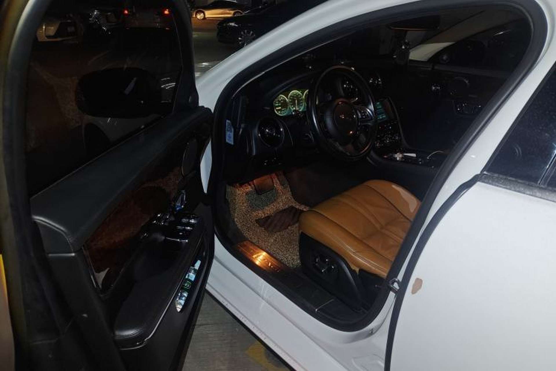Used Jaguar XJ 2014 XJL 3.0 SC Two-Wheel-Drive Panoramic Business Edition Driver Seat