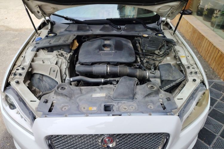 Used Jaguar XJ 2014 XJL 2.0T Two-Wheel-Drive Elegant Business Edition Engine Bay