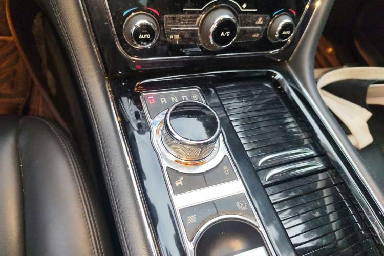 Used Jaguar XJ 2014 XJL 3.0 SC Two-Wheel-Drive Panoramic Business Edition Gear Lever
