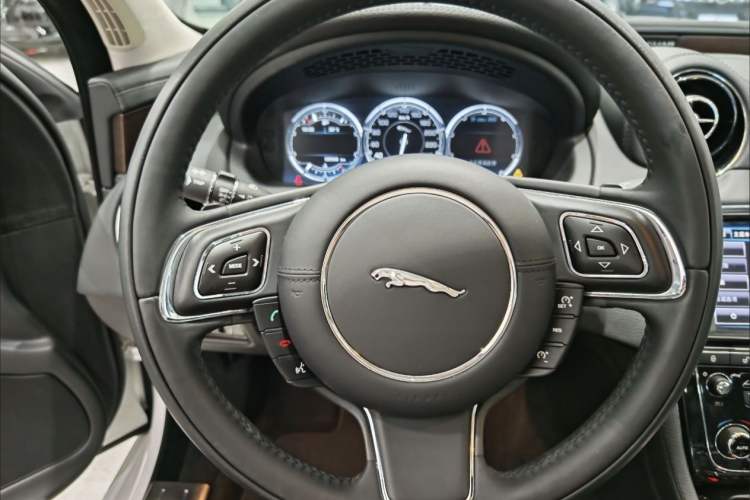 Used Jaguar XJ 2014 XJL 2.0T Two-Wheel-Drive Elegant Business Edition Interior 1