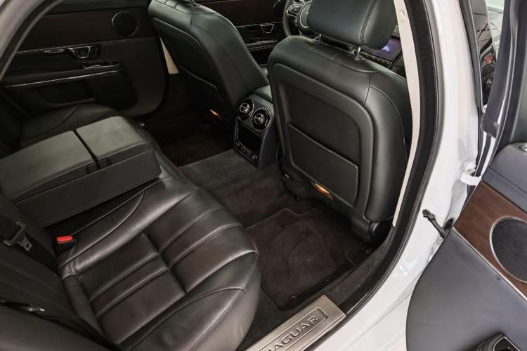Used Jaguar XJ 2014 XJL 2.0T Two-Wheel-Drive Elegant Business Edition Interior 10