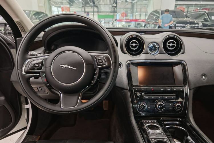 Used Jaguar XJ 2014 XJL 2.0T Two-Wheel-Drive Elegant Business Edition Interior 2