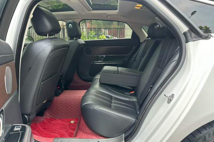 Used Jaguar XJ 2014 XJL 2.0T Two-Wheel-Drive Elegant Business Edition Interior 3