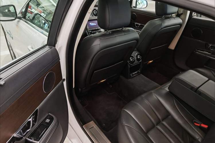 Used Jaguar XJ 2014 XJL 2.0T Two-Wheel-Drive Elegant Business Edition Interior 7