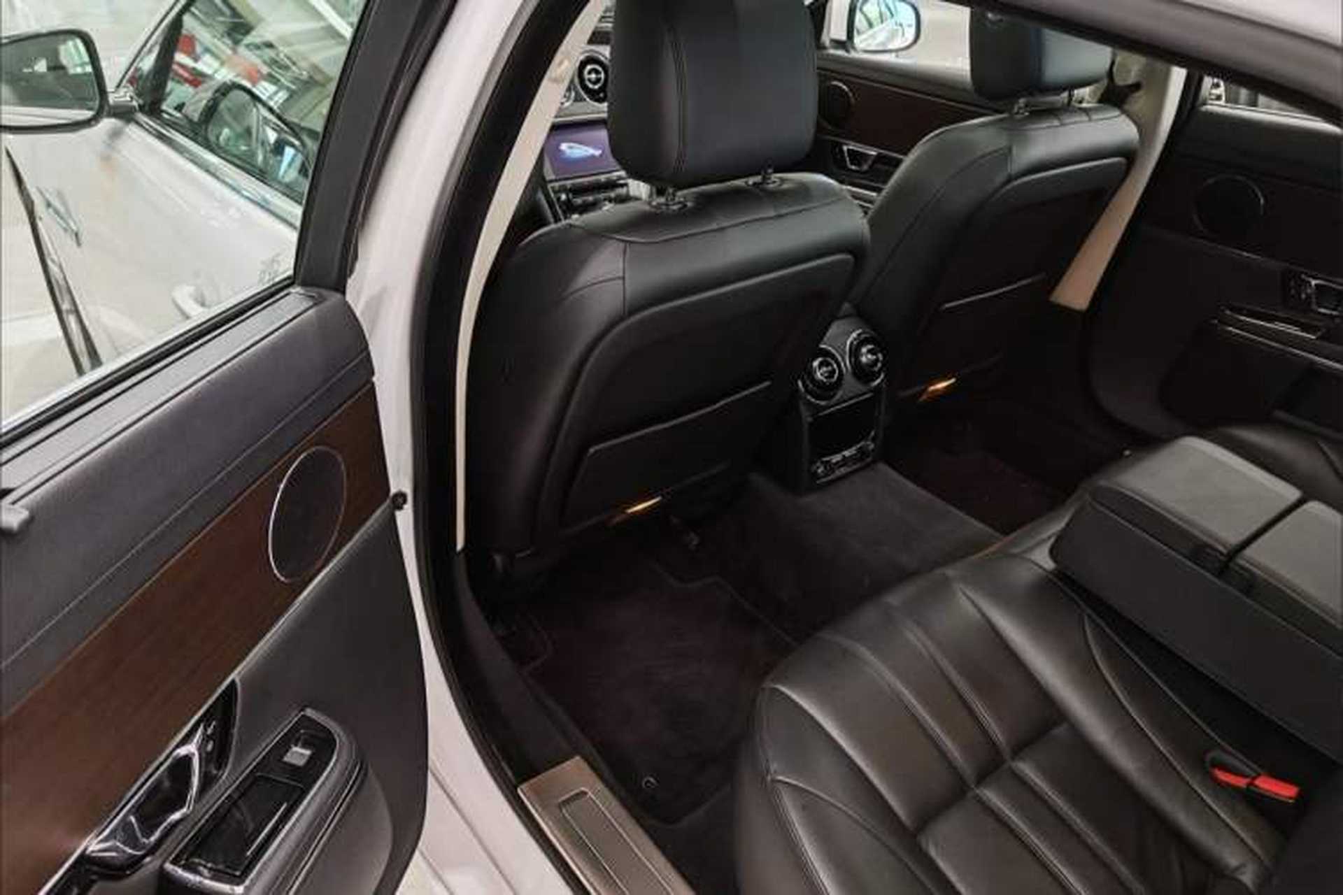 Used Jaguar XJ 2014 XJL 2.0T Two-Wheel-Drive Elegant Business Edition Interior 7