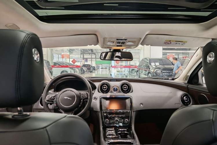 Used Jaguar XJ 2014 XJL 2.0T Two-Wheel-Drive Elegant Business Edition Interior 8
