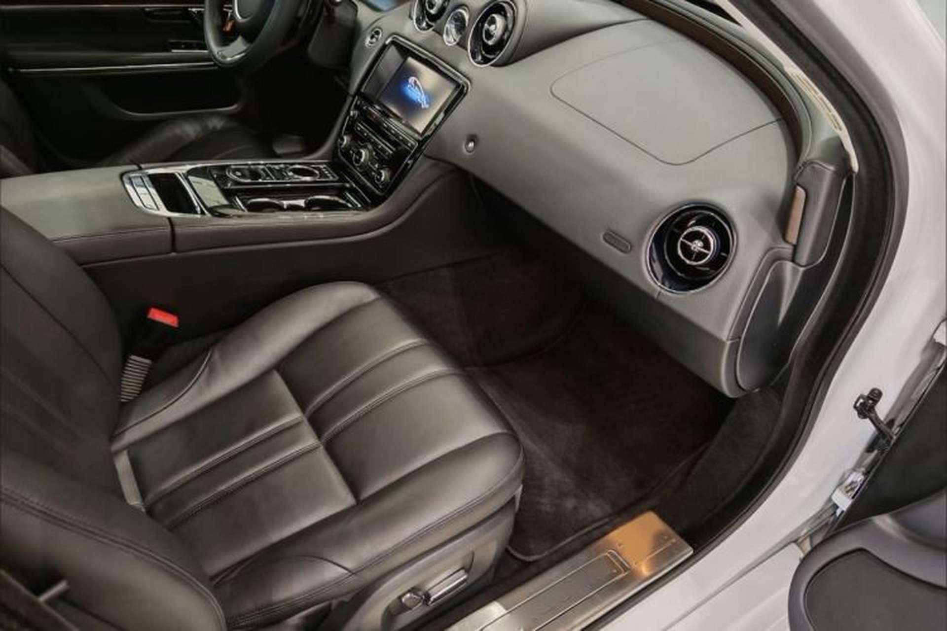 Used Jaguar XJ 2014 XJL 2.0T Two-Wheel-Drive Elegant Business Edition Interior 9