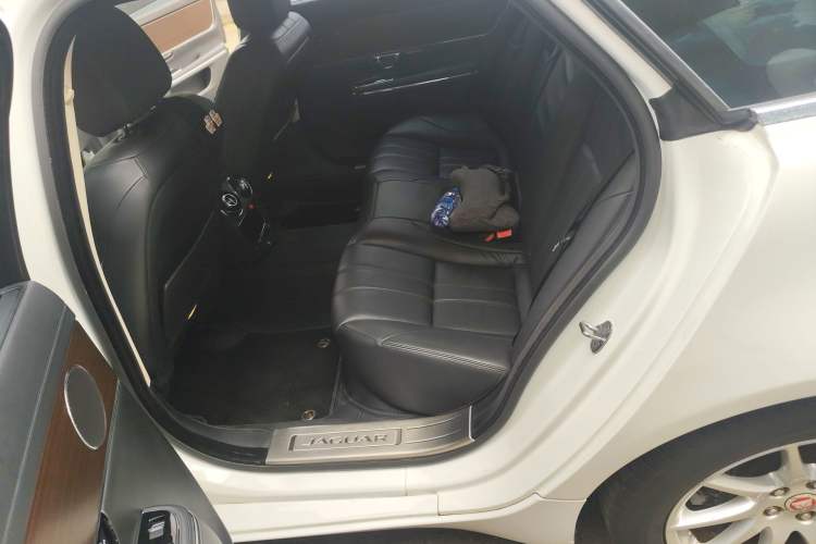 Used Jaguar XJ 2014 XJL 2.0T Two-Wheel-Drive Elegant Business Edition Left Rear Seat