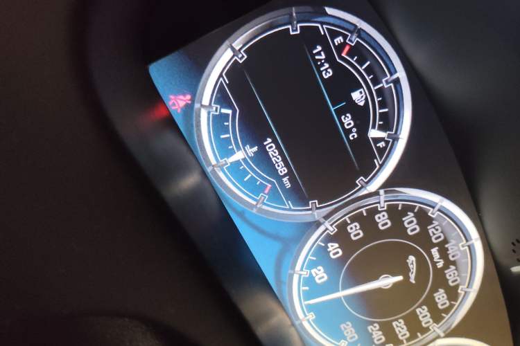 Used Jaguar XJ 2014 XJL 2.0T Two-Wheel-Drive Elegant Business Edition Odometer Close Up