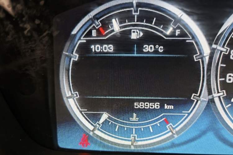 Used Jaguar XJ 2014 XJL 2.0T Two-Wheel-Drive Elegant Business Edition Odometer Close Up