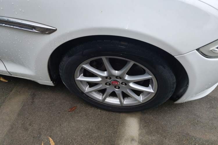 Used Jaguar XJ 2014 XJL 3.0 SC Two-Wheel-Drive Panoramic Business Edition Right Front Wheel Hub
