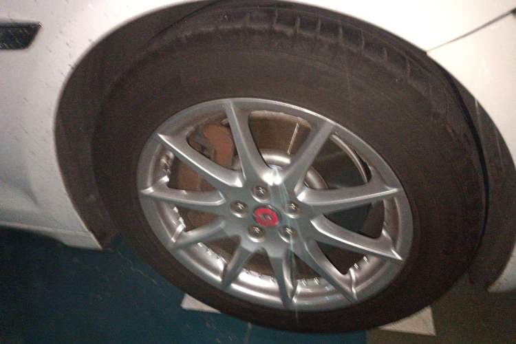 Used Jaguar XJ 2014 XJL 3.0 SC Two-Wheel-Drive Panoramic Business Edition Right Front Wheel Hub