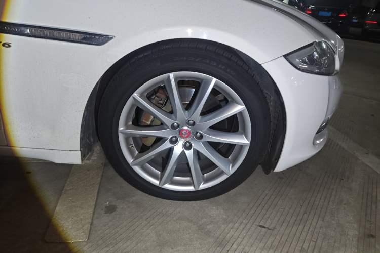 Used Jaguar XJ 2014 XJL 3.0 SC Two-Wheel-Drive Panoramic Business Edition Right Front Wheel Hub