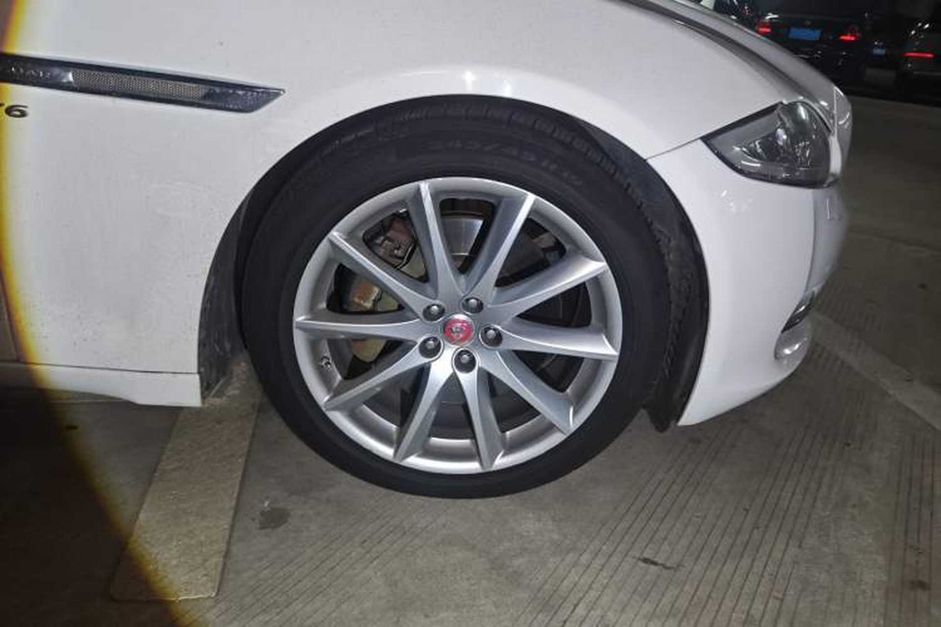Used Jaguar XJ 2014 XJL 3.0 SC Two-Wheel-Drive Panoramic Business Edition Right Front Wheel Hub