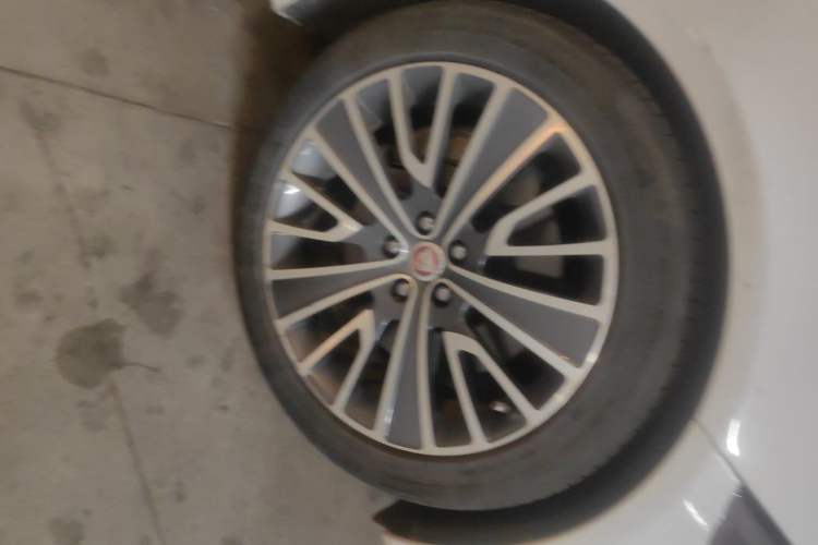 Used Jaguar XJ 2014 XJL 3.0 SC Two-Wheel-Drive Panoramic Business Edition Right Front Wheel Hub