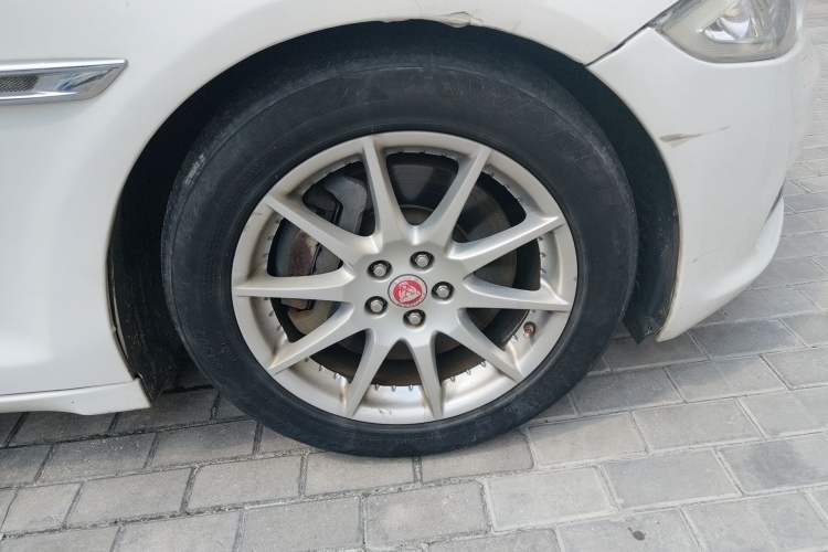 Used Jaguar XJ 2014 XJL 2.0T Two-Wheel-Drive Elegant Business Edition Right Front Wheel Hub