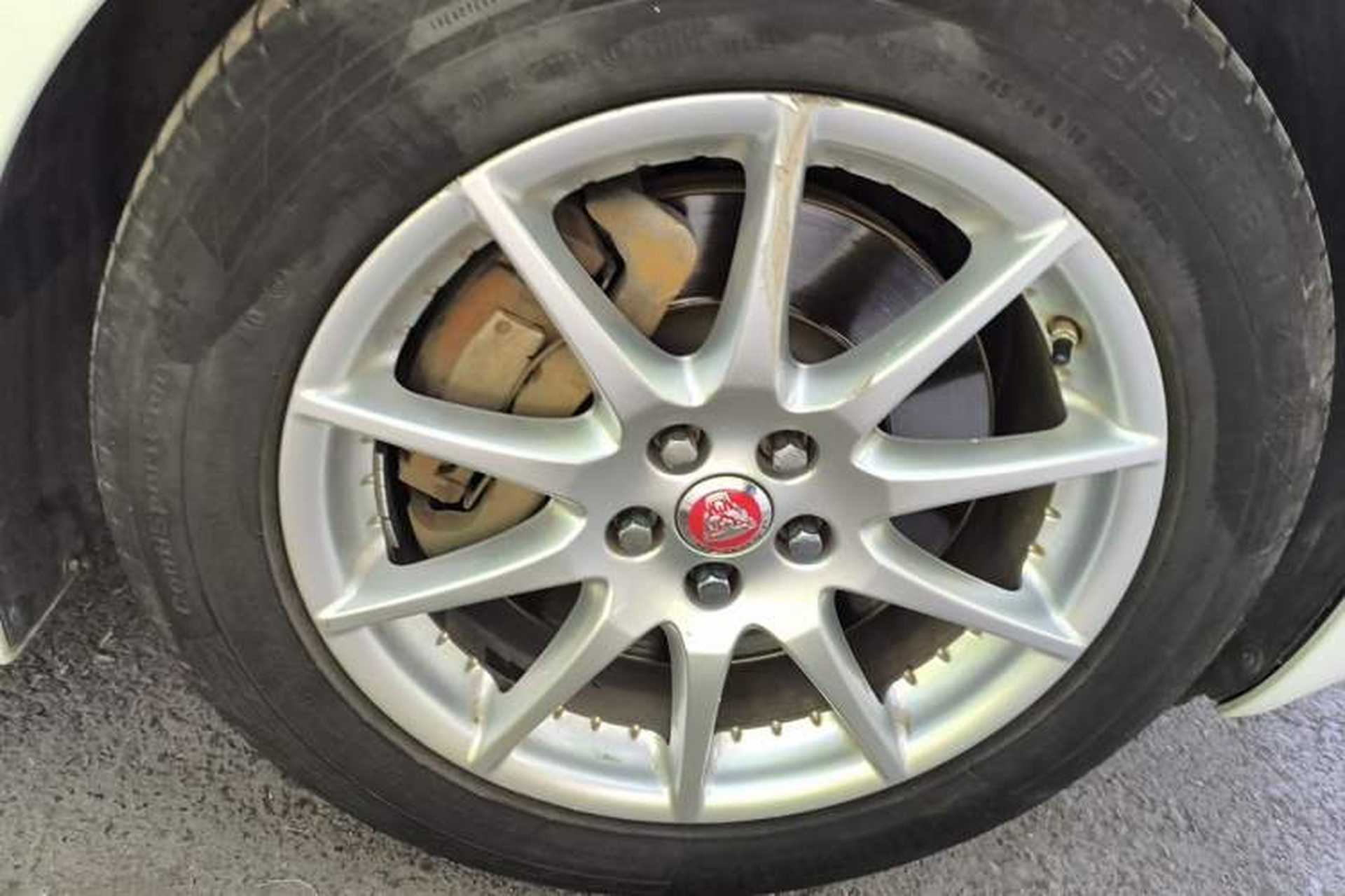Used Jaguar XJ 2014 XJL 3.0 SC Two-Wheel-Drive Panoramic Business Edition Right Front Wheel Hub