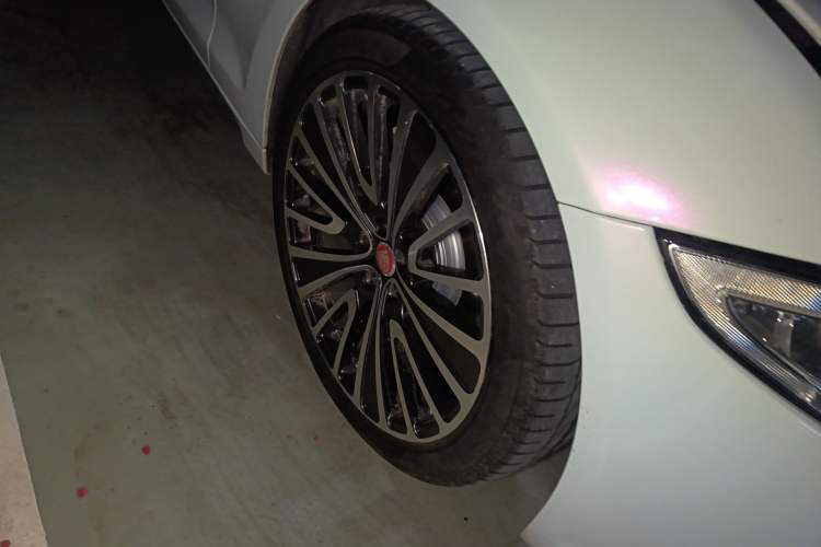 Used Jaguar XJ 2014 XJL 3.0 SC Two-Wheel-Drive Panoramic Business Edition Right Front Wheel Hub