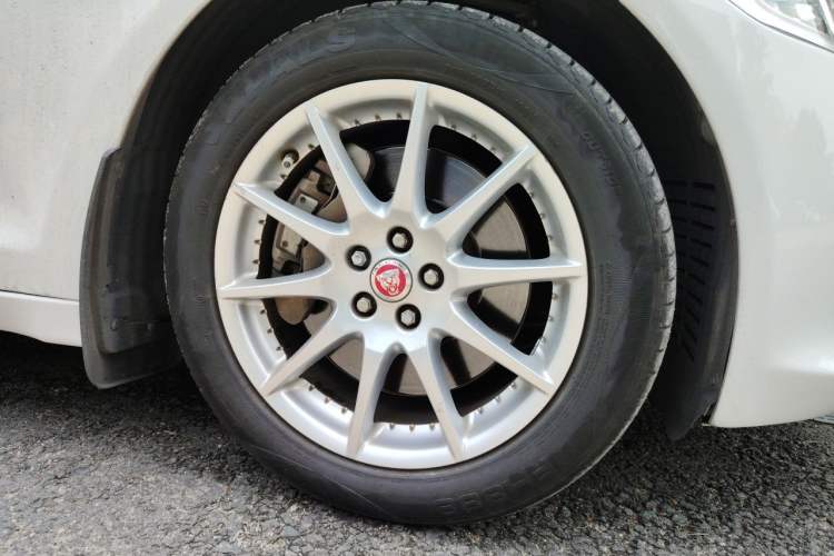 Used Jaguar XJ 2014 XJL 2.0T Two-Wheel-Drive Elegant Business Edition Right Front Wheel Hub