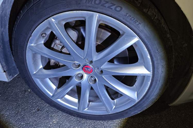 Used Jaguar XJ 2014 XJL 3.0 SC Four-Wheel Drive Panoramic Business Edition Right Front Wheel Hub