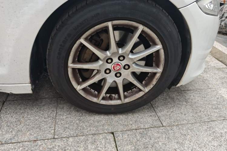 Used Jaguar XJ 2014 XJL 3.0 SC Two-Wheel-Drive Panoramic Business Edition Right Front Wheel Hub