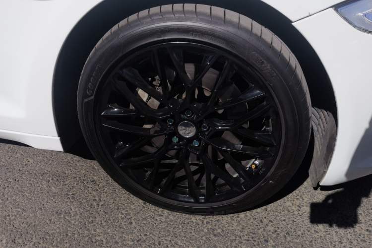 Used Jaguar XJ 2014 XJL 3.0 SC Two-Wheel-Drive Panoramic Business Edition Right Front Wheel Hub