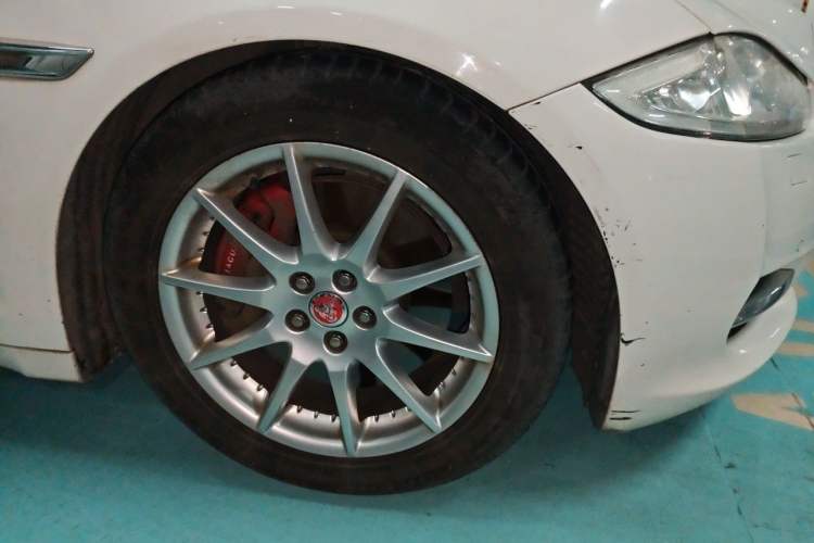 Used Jaguar XJ 2014 XJL 3.0 SC Two-Wheel-Drive Panoramic Business Edition Right Front Wheel Hub