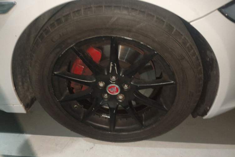 Used Jaguar XJ 2014 XJL 3.0 SC Two-Wheel-Drive Panoramic Business Edition Right Front Wheel Hub