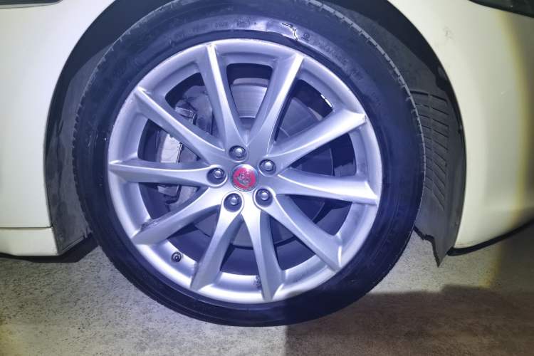 Used Jaguar XJ 2014 XJL 3.0 SC Four-Wheel Drive Panoramic Business Edition Right Front Wheel Hub