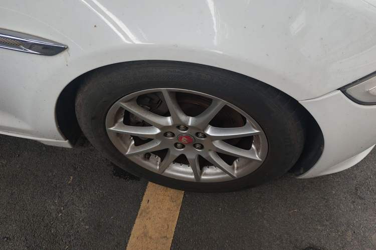 Used Jaguar XJ 2014 XJL 3.0 SC Two-Wheel-Drive Panoramic Business Edition Right Front Wheel Hub