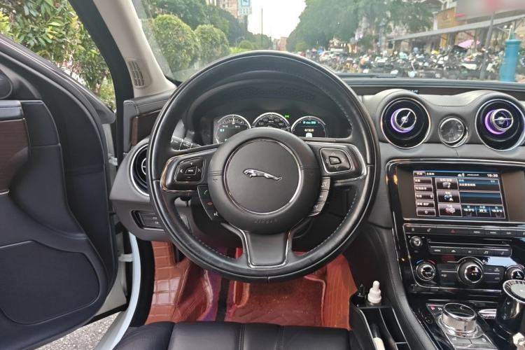 Used Jaguar XJ 2014 XJL 2.0T Two-Wheel-Drive Elegant Business Edition Steering Wheel