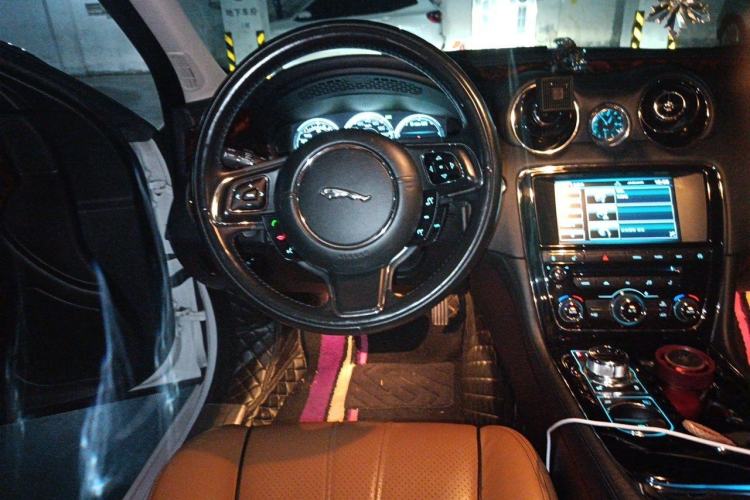 Used Jaguar XJ 2014 XJL 3.0 SC Two-Wheel-Drive Panoramic Business Edition Steering Wheel