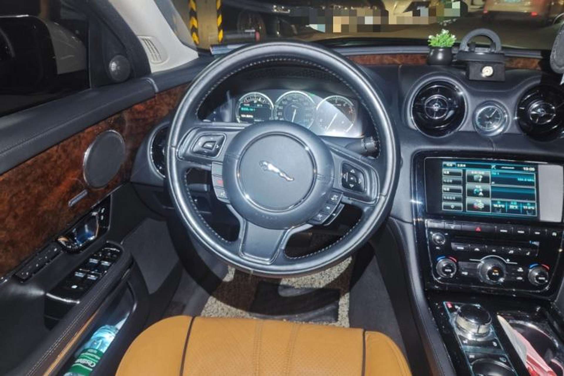 Used Jaguar XJ 2014 XJL 3.0 SC Two-Wheel-Drive Panoramic Business Edition Steering Wheel