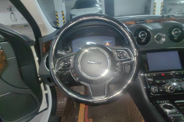 Used Jaguar XJ 2014 XJL 3.0 SC Two-Wheel-Drive Panoramic Business Edition Steering Wheel