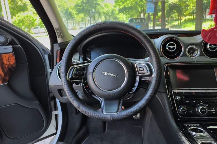 Used Jaguar XJ 2014 XJL 3.0 SC Two-Wheel-Drive Panoramic Business Edition Steering Wheel