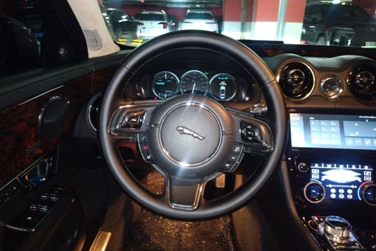 Used Jaguar XJ 2014 XJL 3.0 SC Two-Wheel-Drive Panoramic Business Edition Steering Wheel