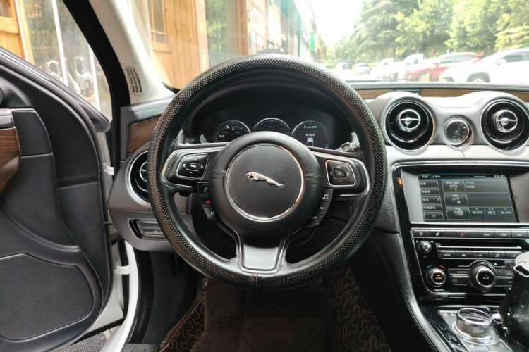 Used Jaguar XJ 2014 XJL 2.0T Two-Wheel-Drive Elegant Business Edition Steering Wheel