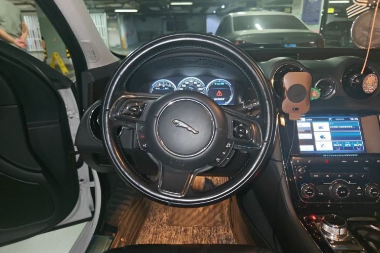 Used Jaguar XJ 2014 XJL 2.0T Two-Wheel-Drive Elegant Business Edition Steering Wheel