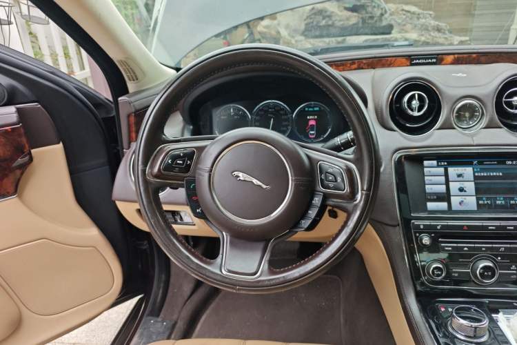 Used Jaguar XJ 2014 XJL 3.0 SC Two-Wheel-Drive Panoramic Business Edition Steering Wheel
