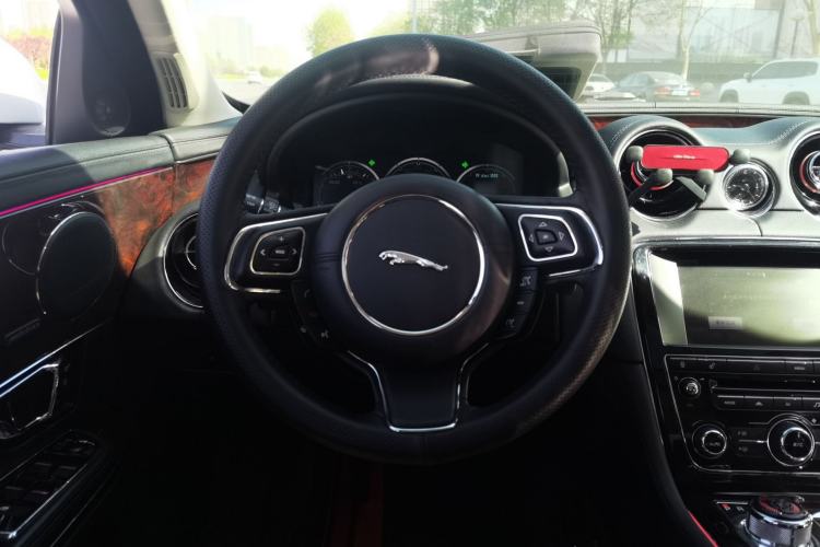 Used Jaguar XJ 2014 XJL 3.0 SC Two-Wheel-Drive Panoramic Business Edition Steering Wheel