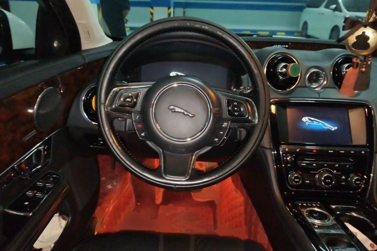 Used Jaguar XJ 2014 XJL 3.0 SC Two-Wheel-Drive Panoramic Business Edition Steering Wheel